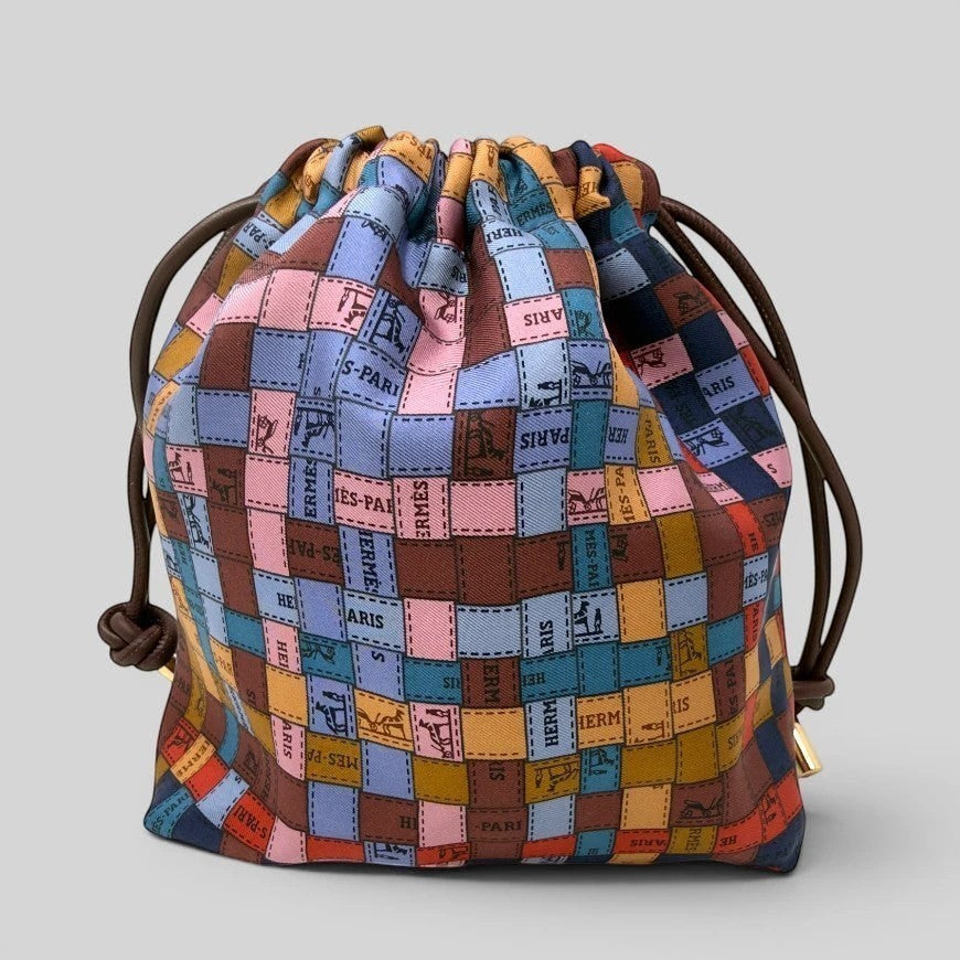 Prettysac Hermes Paris silk blend drawstring pouch with equestrian motifs and pastel accents.